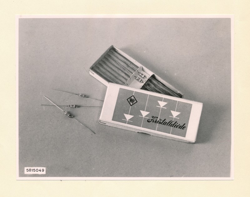 Halbleiter-Diode OA685 mit Verpackung, Foto Mai 1958 (www.industriesalon.de CC BY-SA)