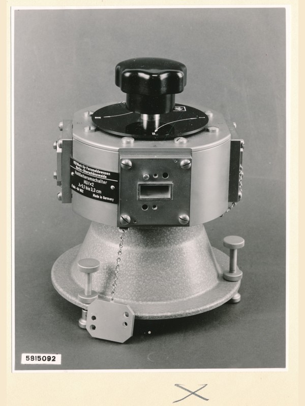 Hohlleiterumschalter HU/X2, Foto 4. Juni 1958 (www.industriesalon.de CC BY-SA)