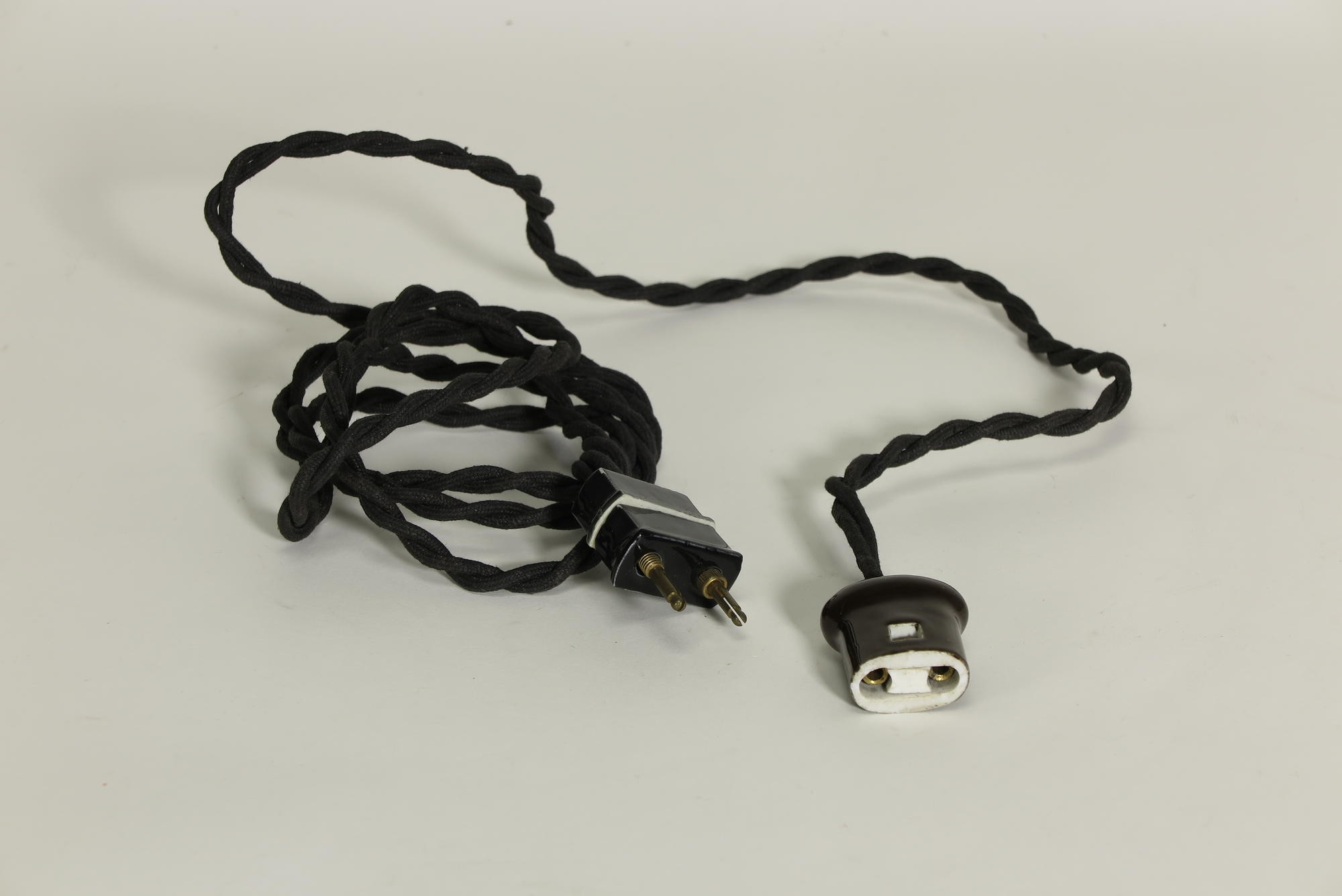 Kabel mit Keramikstecker (Stiftung Deutsches Technikmuseum Berlin CC0)