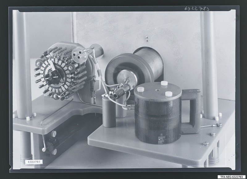 Kaskade zum E-Mikroskop, Teilansicht (www.industriesalon.de CC BY-SA)