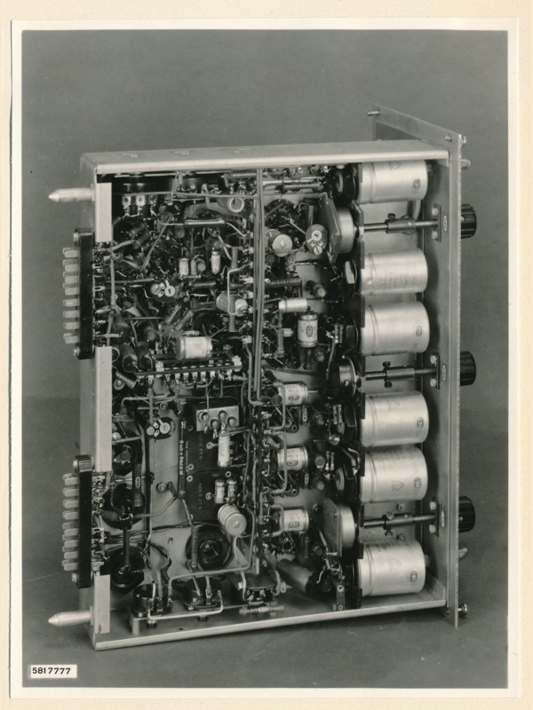 Klein-Dia Abtaster KDA1 Verstärker, von unten, Foto 16. Dezember 1958 (www.industriesalon.de CC BY-SA)