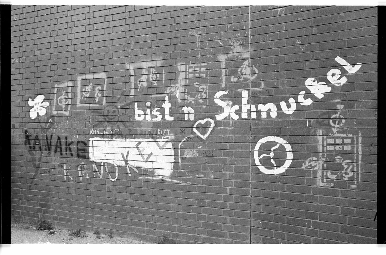 Kleinbildnegativ: Graffiti, Spielplatz, Belziger Straße, 1981 (Museen Tempelhof-Schöneberg/Jürgen Henschel RR-F)