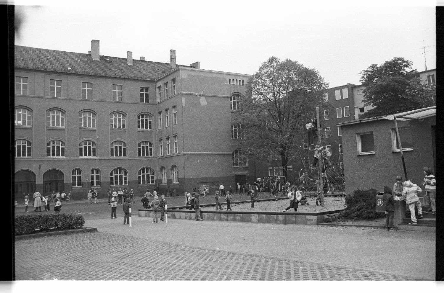 Kleinbildnegativ: Schulhof, Georg-von-Giesche-Schule, 1981 (Museen Tempelhof-Schöneberg/Jürgen Henschel RR-F)