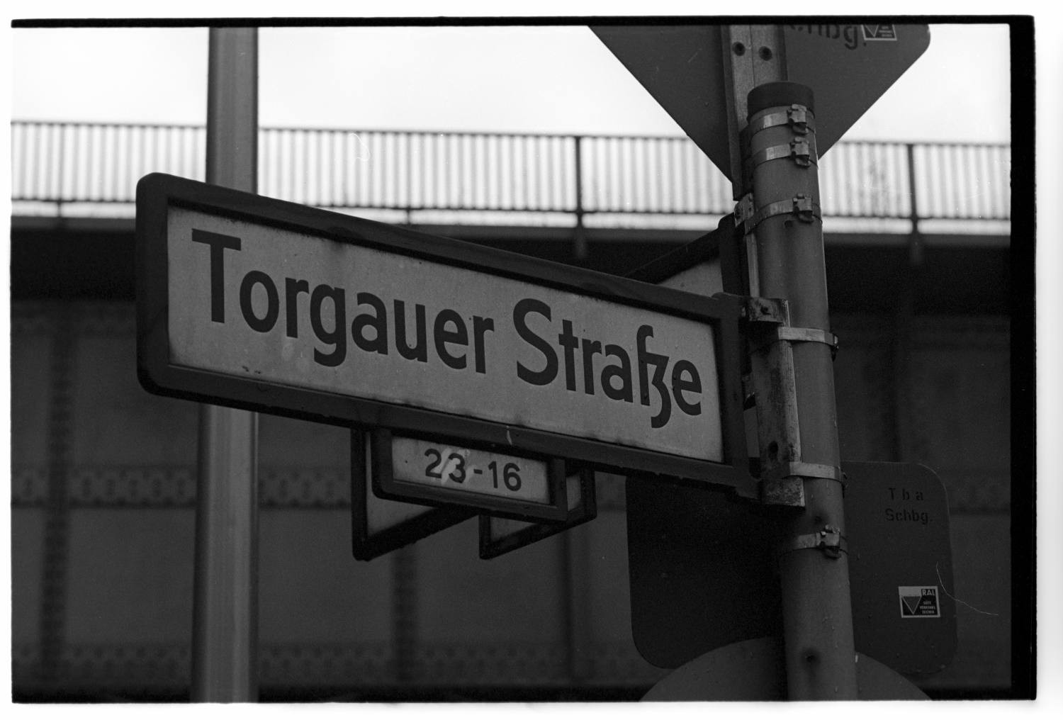 Kleinbildnegativ: Straßenschild, Torgauer Straße, 1980 (Museen Tempelhof-Schöneberg/Jürgen Henschel RR-F)