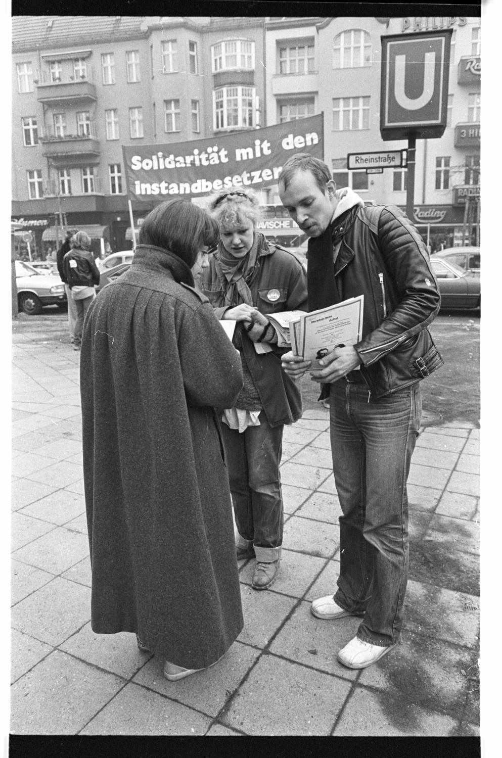 Kleinbildnegative: Aktion, Solidarität mit Besetzer_innen und Verkauf „Signal“, 1981 (Museen Tempelhof-Schöneberg/Jürgen Henschel RR-F)