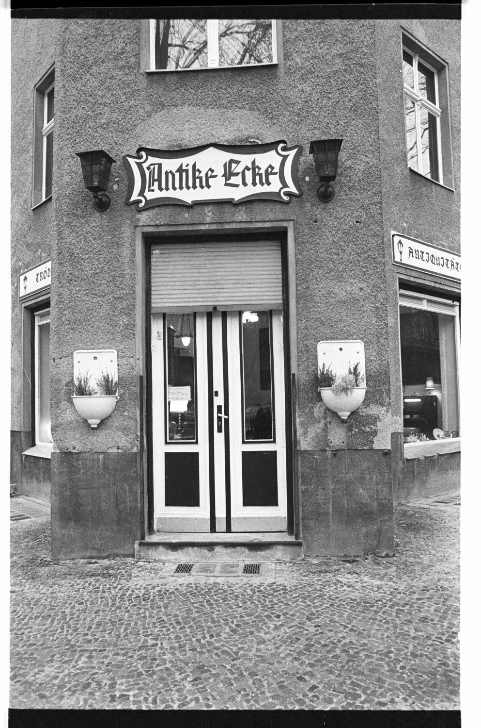 Kleinbildnegative: „Antike Ecke“, Handjery- Ecke Schnackenburgstraße, 1981 (Museen Tempelhof-Schöneberg/Jürgen Henschel RR-F)