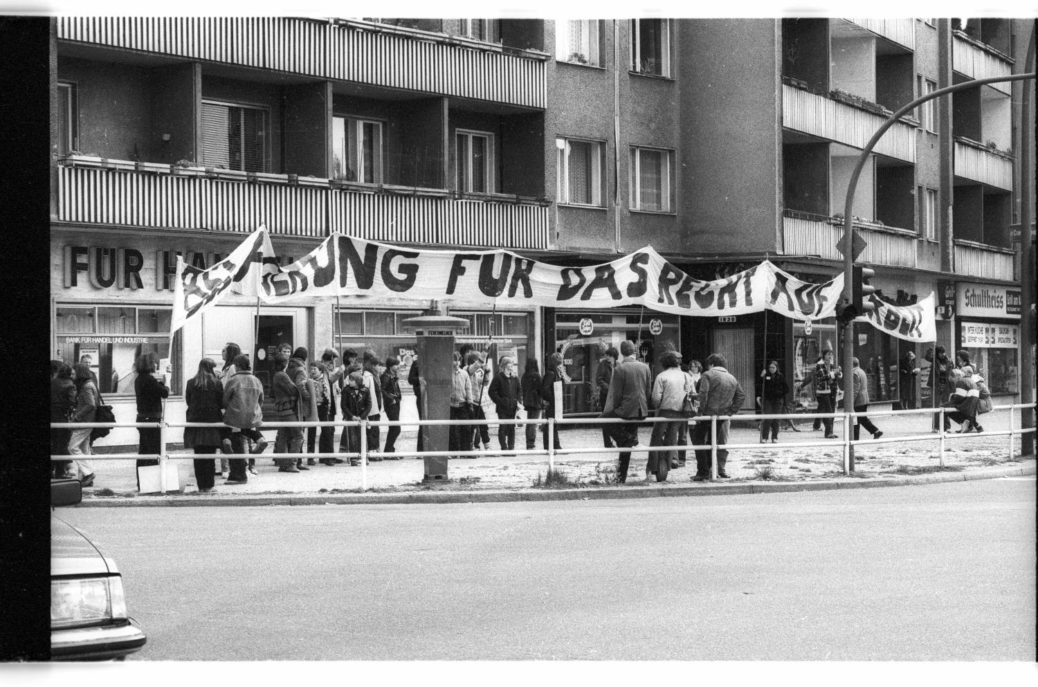Kleinbildnegative: Arbeitslose protestieren auf John-F.-Kennedy-Platz, 1981 (Museen Tempelhof-Schöneberg/Jürgen Henschel RR-F)