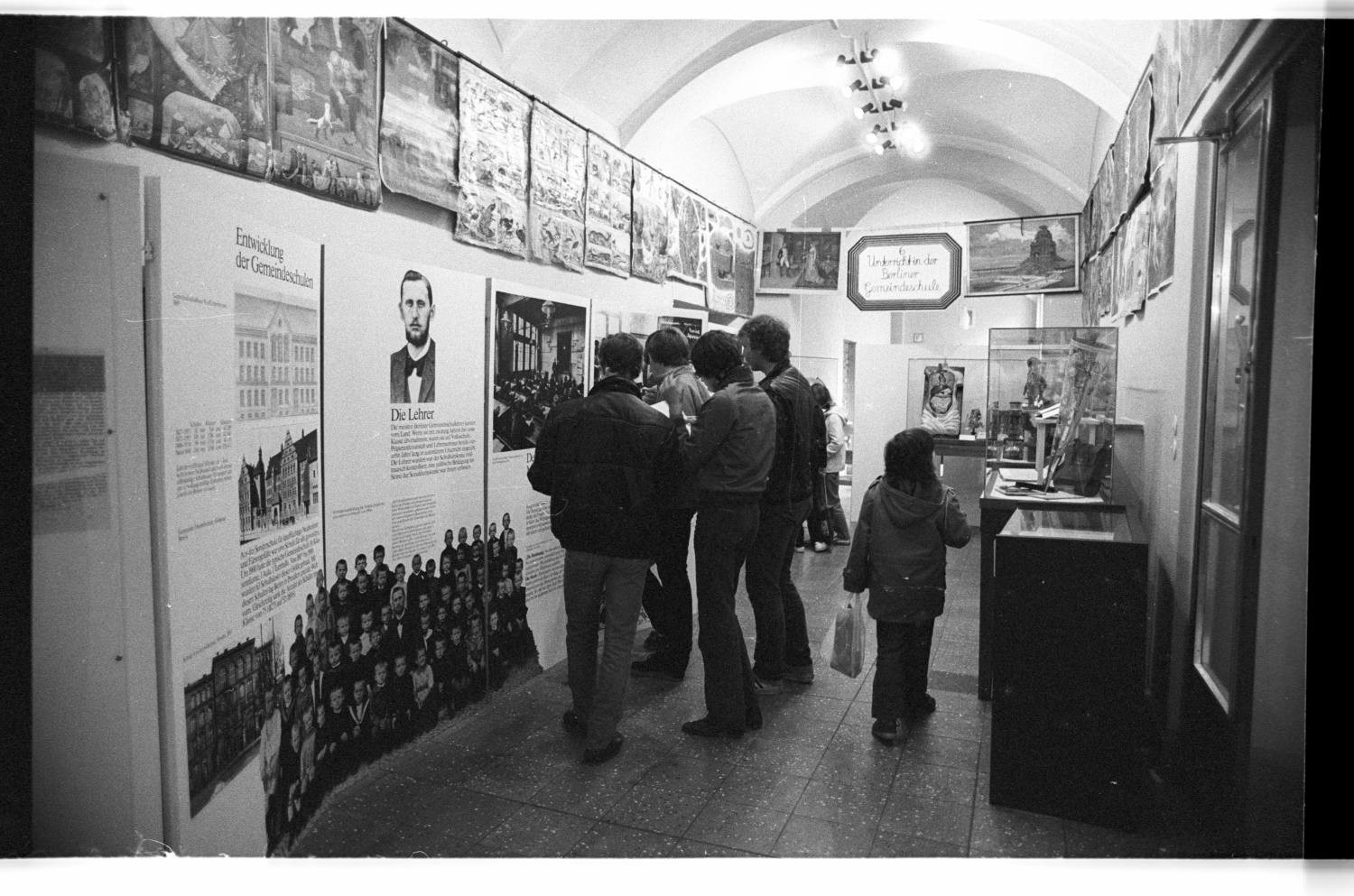 Kleinbildnegative: Ausstellung „Hilfe Schule“ und Kita, Grunewaldstraße, 1981 (Museen Tempelhof-Schöneberg/Jürgen Henschel RR-F)