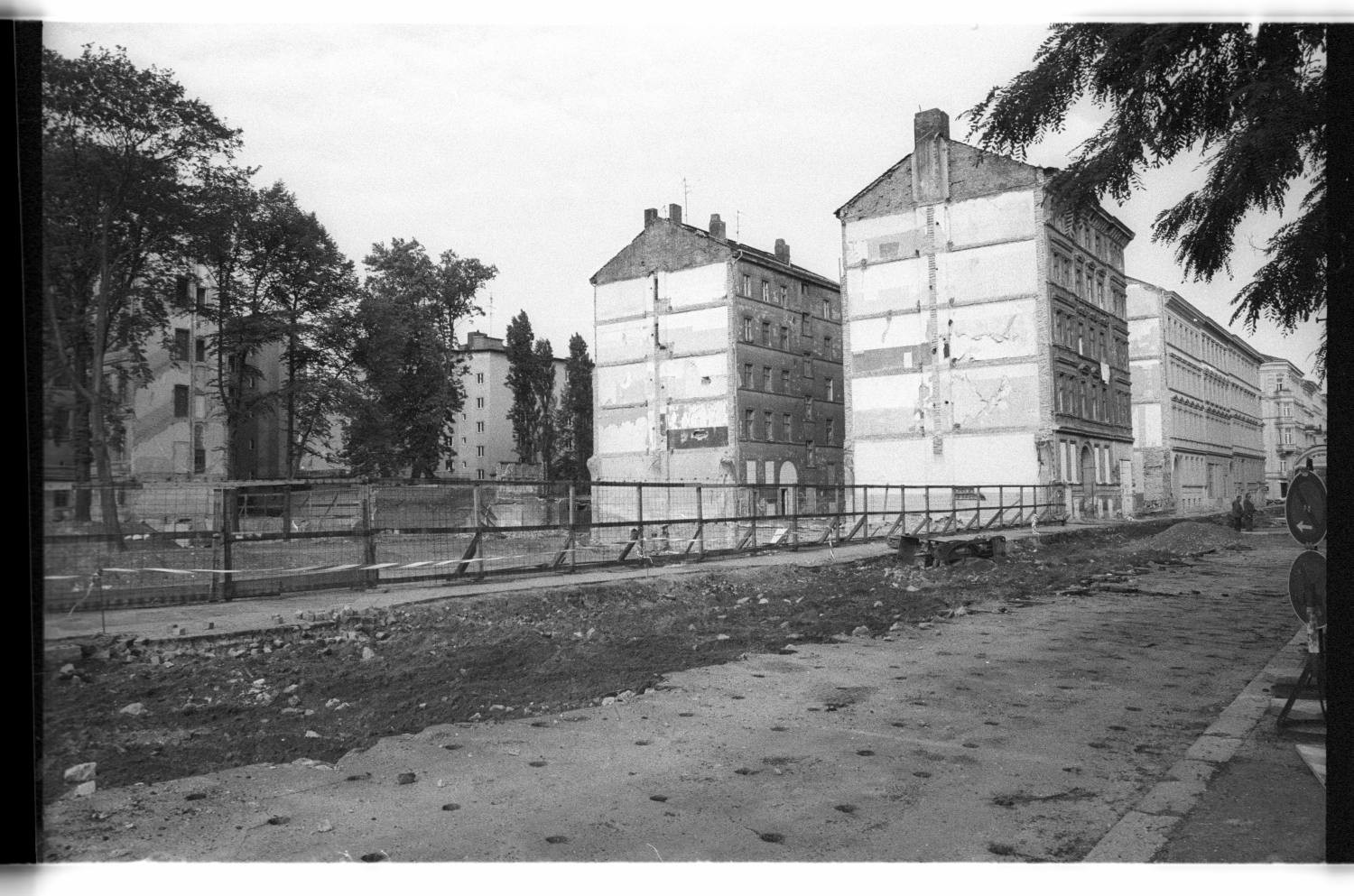 Kleinbildnegative: Bauarbeiten und besetztes Haus, Schwerinstraße, 1981 (Museen Tempelhof-Schöneberg/Jürgen Henschel RR-F)