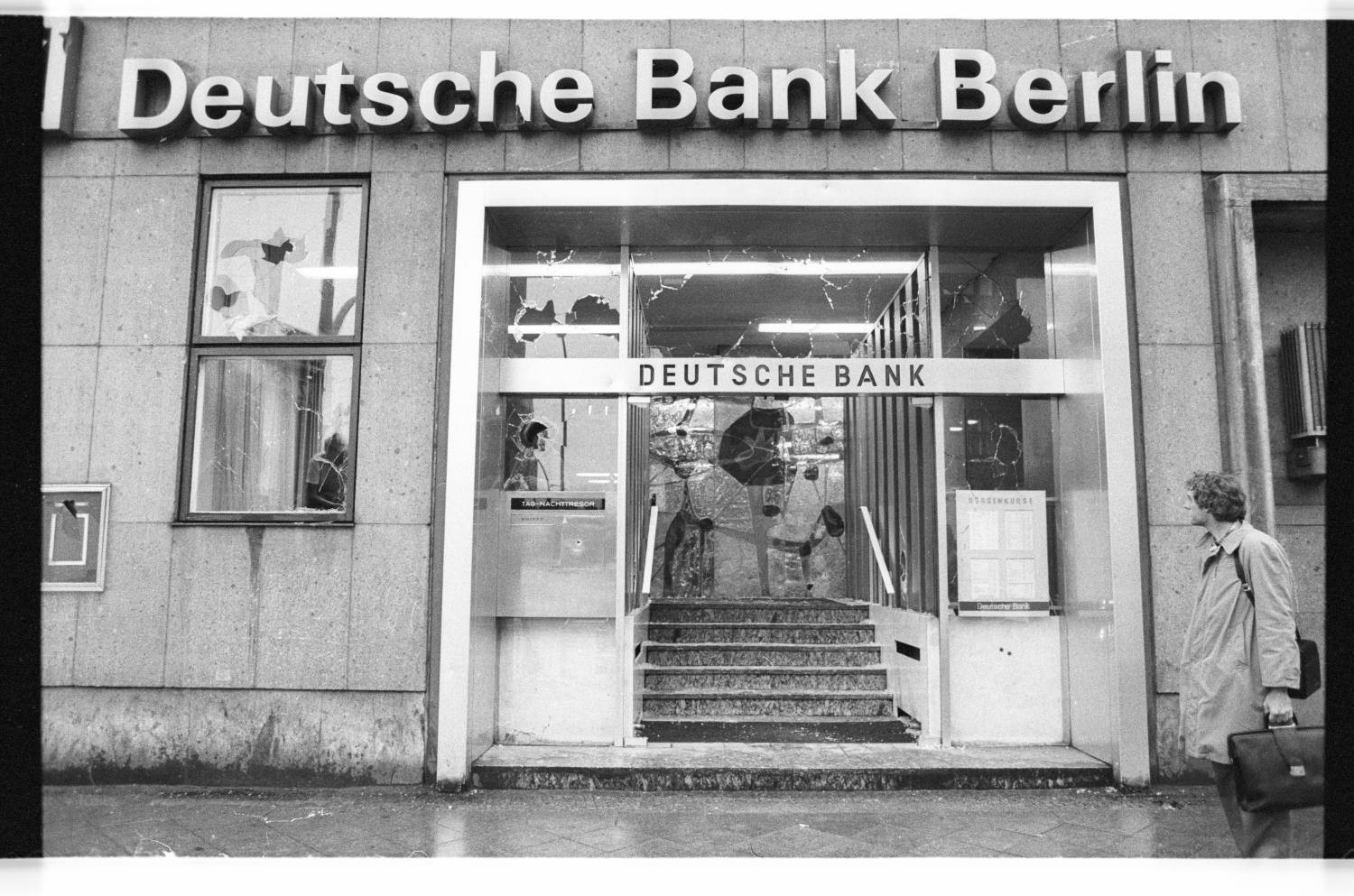 Kleinbildnegative: Beschädigte Geschäfte nach Ausschreitungen, 1981 (Museen Tempelhof-Schöneberg/Jürgen Henschel RR-F)