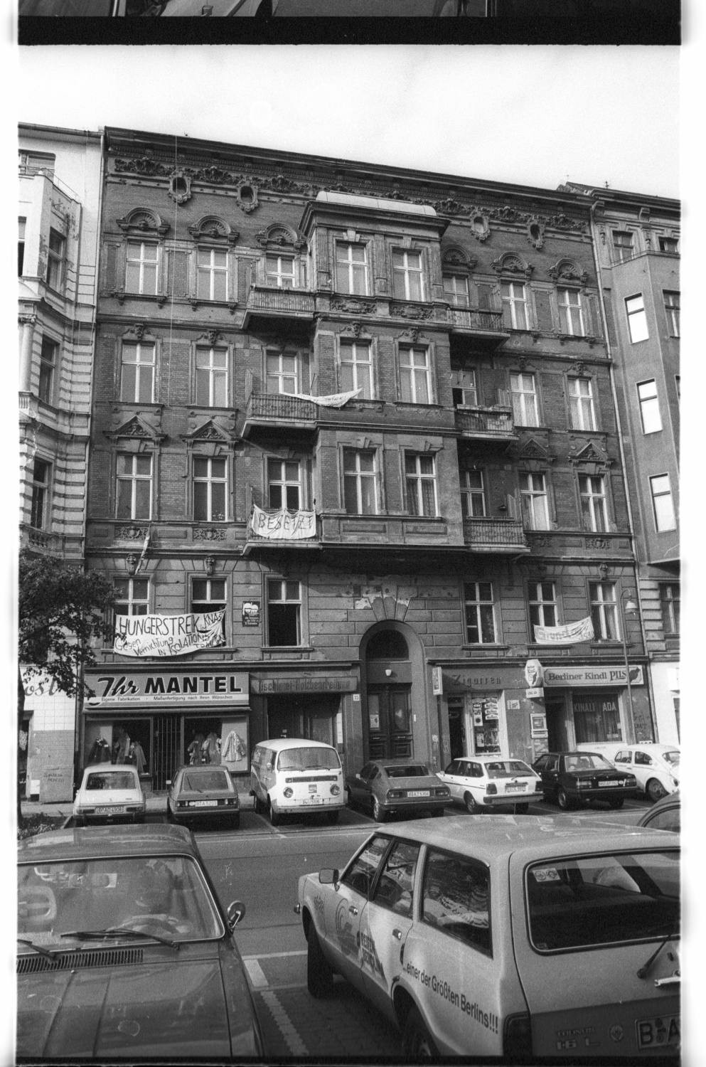 Kleinbildnegative: Besetze Häuser, Winterfeldtstr. 35 und 36, 1981 (Museen Tempelhof-Schöneberg/Jürgen Henschel RR-F)