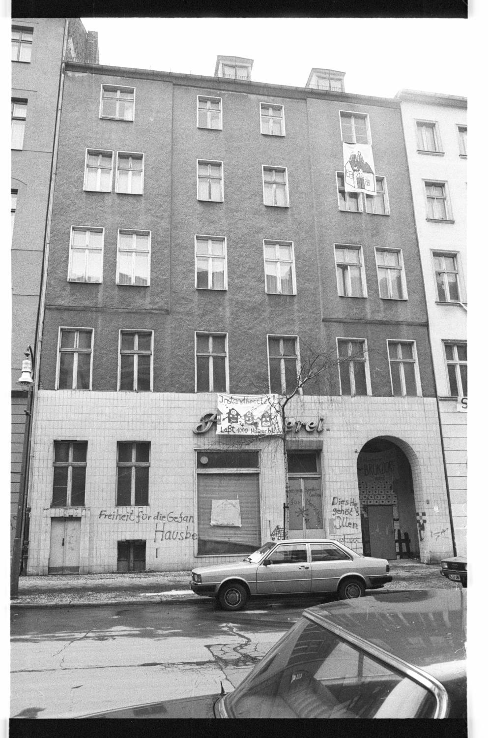 Kleinbildnegative: Besetzte Häuser, Blumenthalstr. 15, 14 und 13, 1981 (Museen Tempelhof-Schöneberg/Jürgen Henschel RR-F)