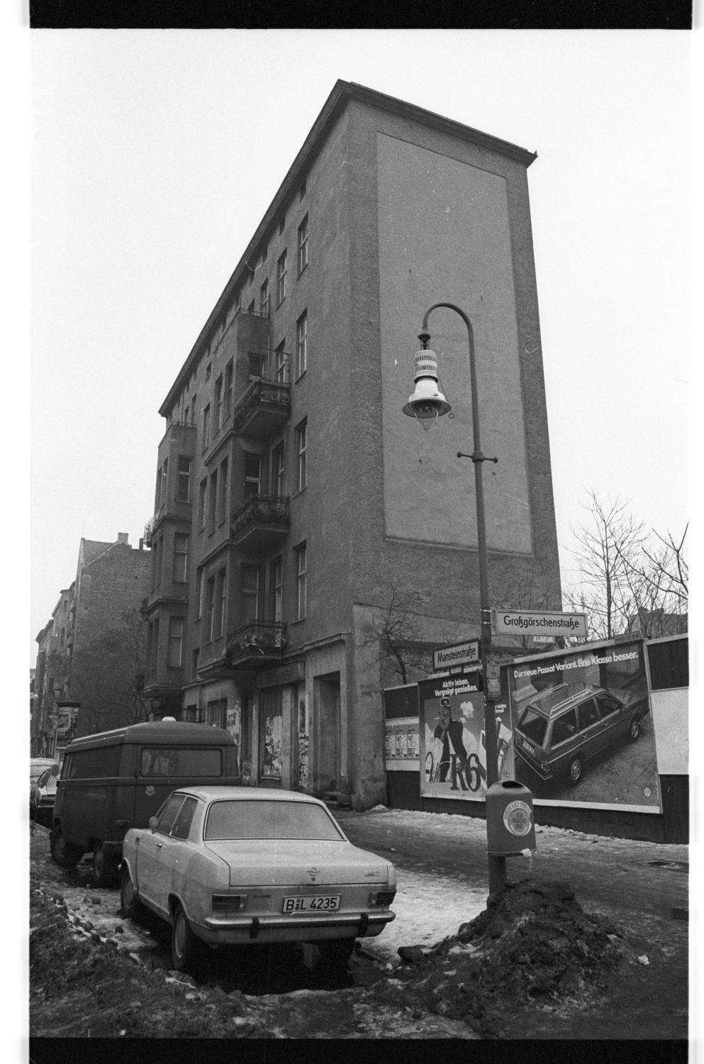 Kleinbildnegative: Besetztes Haus, Mansteinstr. 10 und 10a, 1981 (Museen Tempelhof-Schöneberg/Jürgen Henschel RR-F)