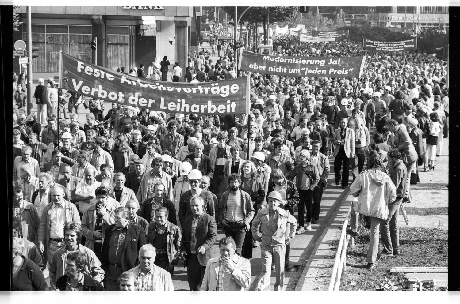 Kleinbildnegative: Demonstration, Bayreuther Straße Ecke Wittenbergplatz, 1981 (Museen Tempelhof-Schöneberg/Jürgen Henschel RR-F)