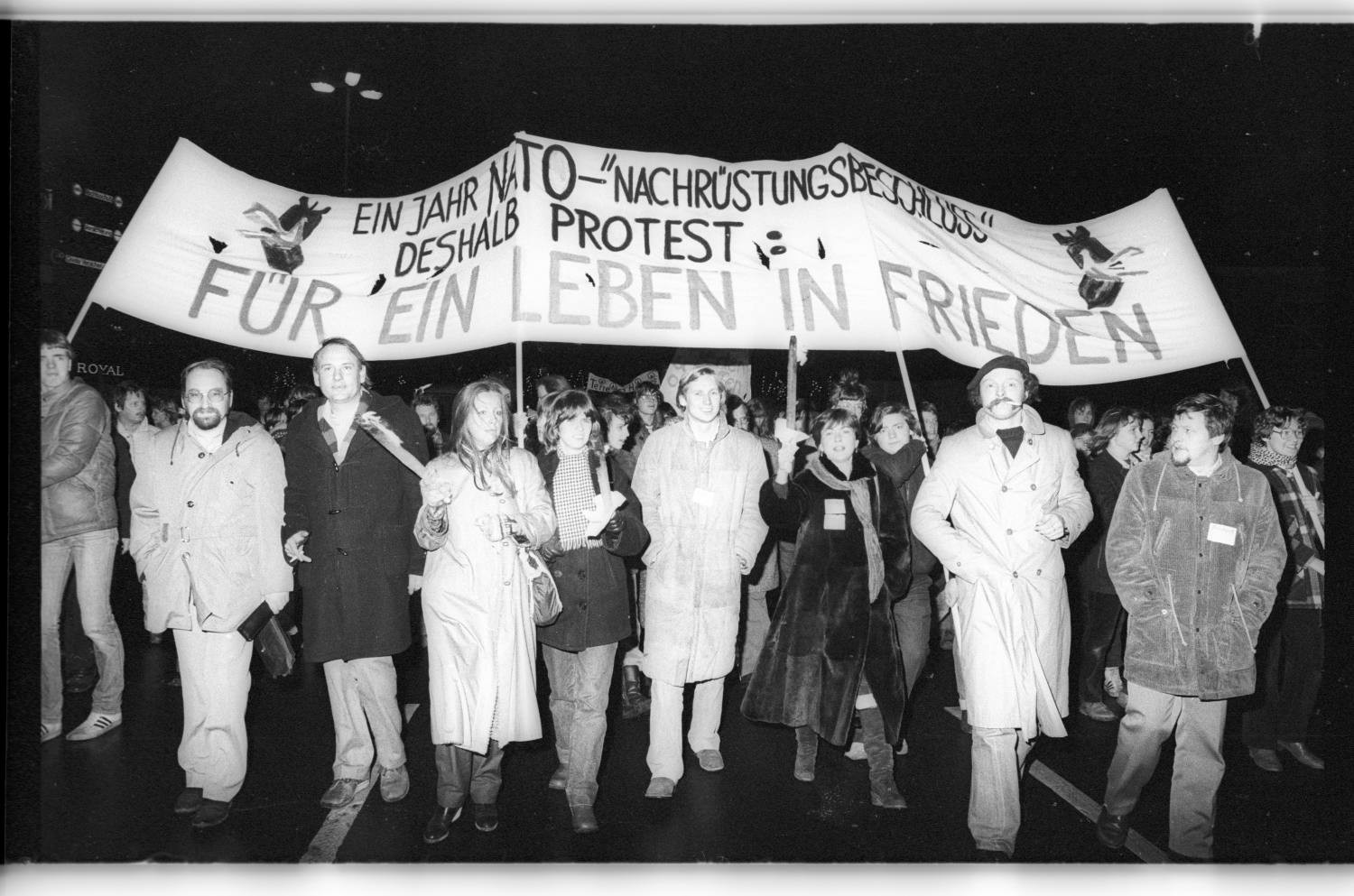 Kleinbildnegative: Demonstration der Friedensbewegung, Wittenbergplatz, 1980 (Museen Tempelhof-Schöneberg/Jürgen Henschel RR-F)
