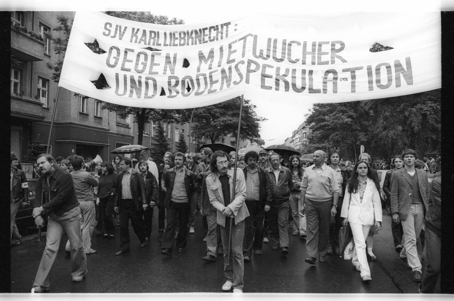 Kleinbildnegative: Demonstration für Mieter_innenrechte, 1981 (Museen Tempelhof-Schöneberg/Jürgen Henschel RR-F)