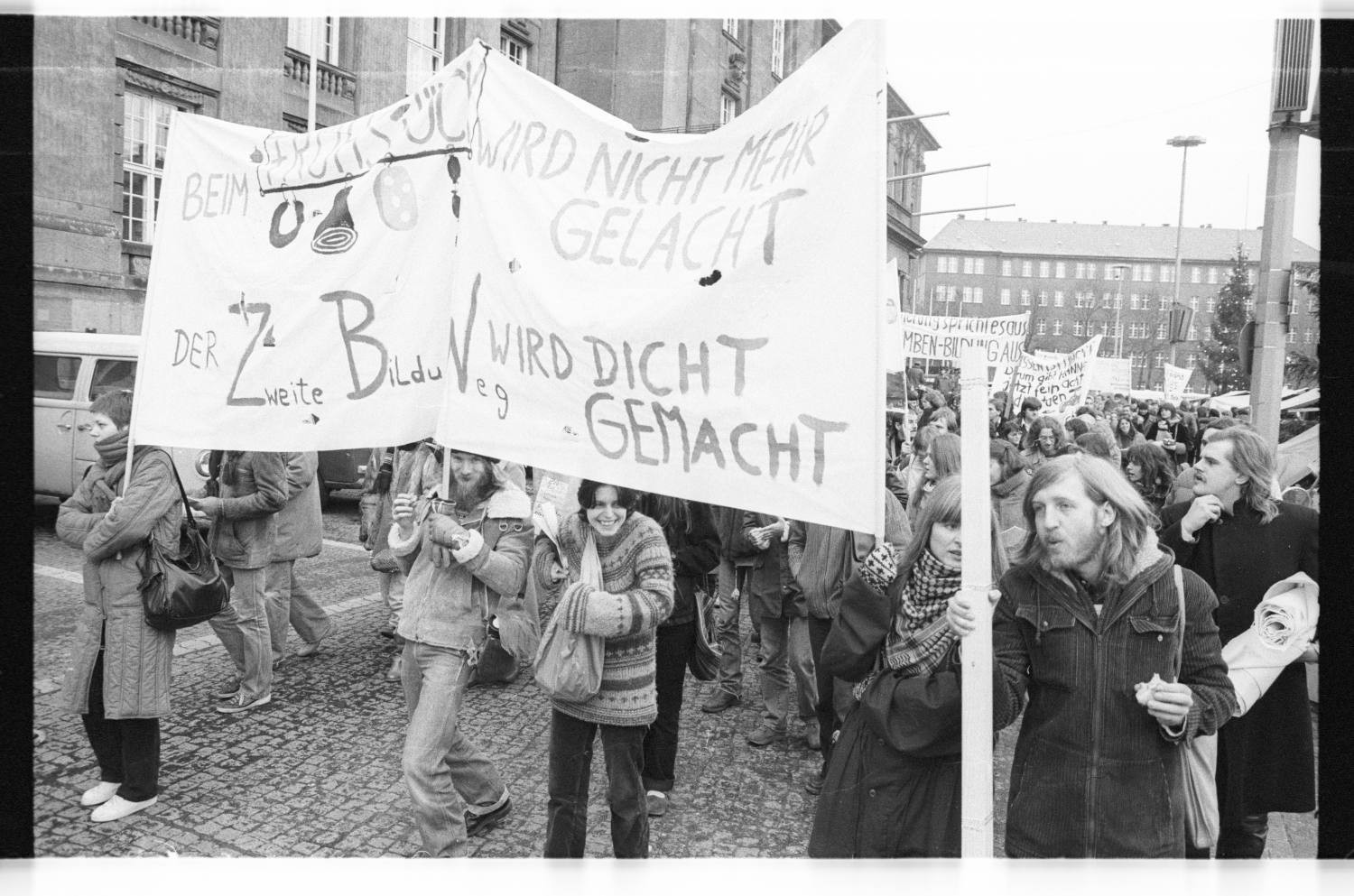Kleinbildnegative: Demonstration, John-F.-Kennedy-Platz, 1981 (Museen Tempelhof-Schöneberg/Jürgen Henschel RR-F)