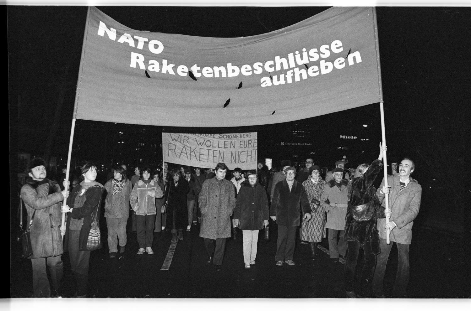 Kleinbildnegative: Demonstration „Jungendhearing gegen Aufrüstung“, 1980 (Museen Tempelhof-Schöneberg/Jürgen Henschel RR-F)