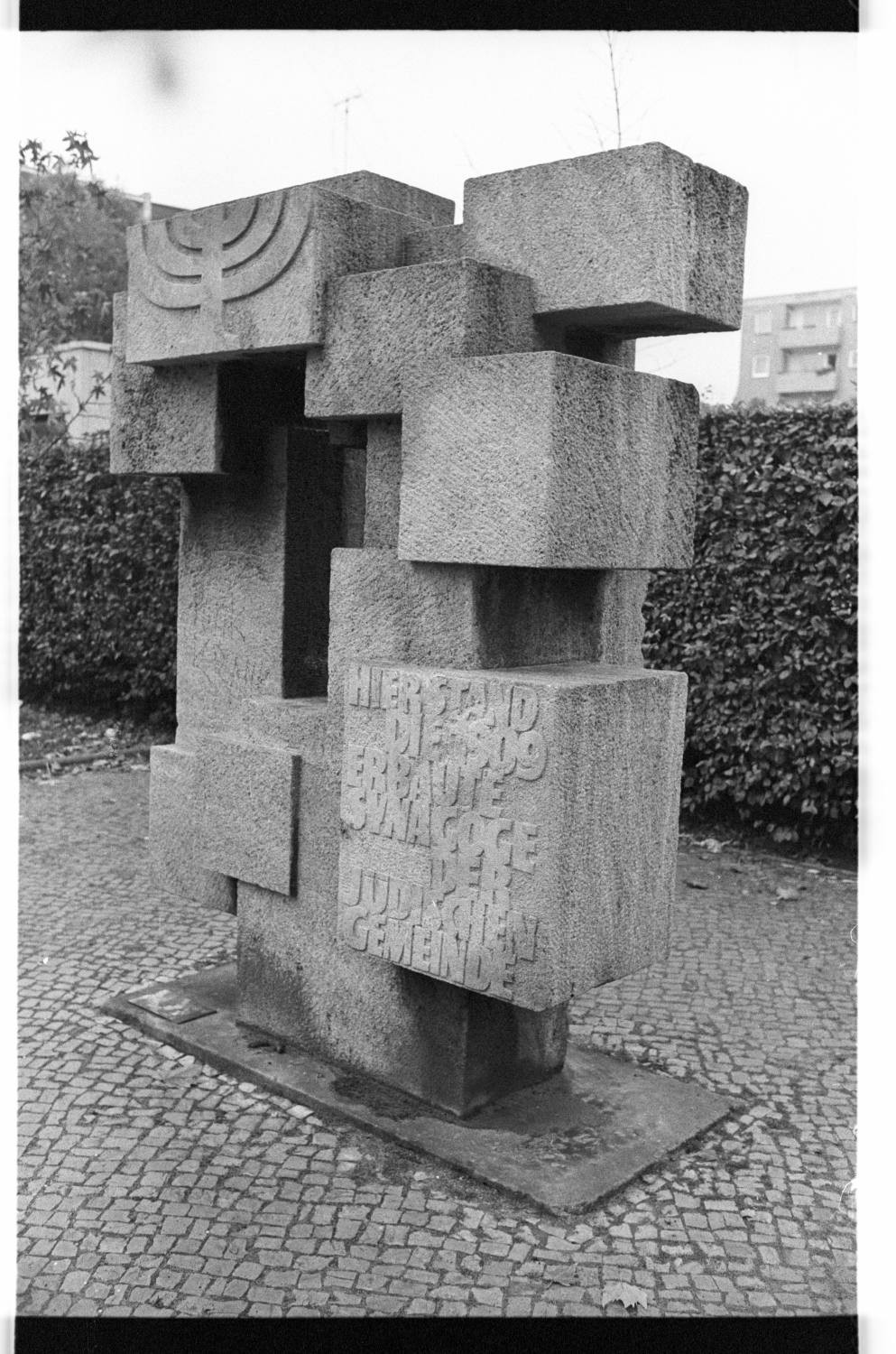 Kleinbildnegative: Denkmal Synagoge, Gedenkstein Hans Rummer, 1981 (Museen Tempelhof-Schöneberg/Jürgen Henschel RR-F)