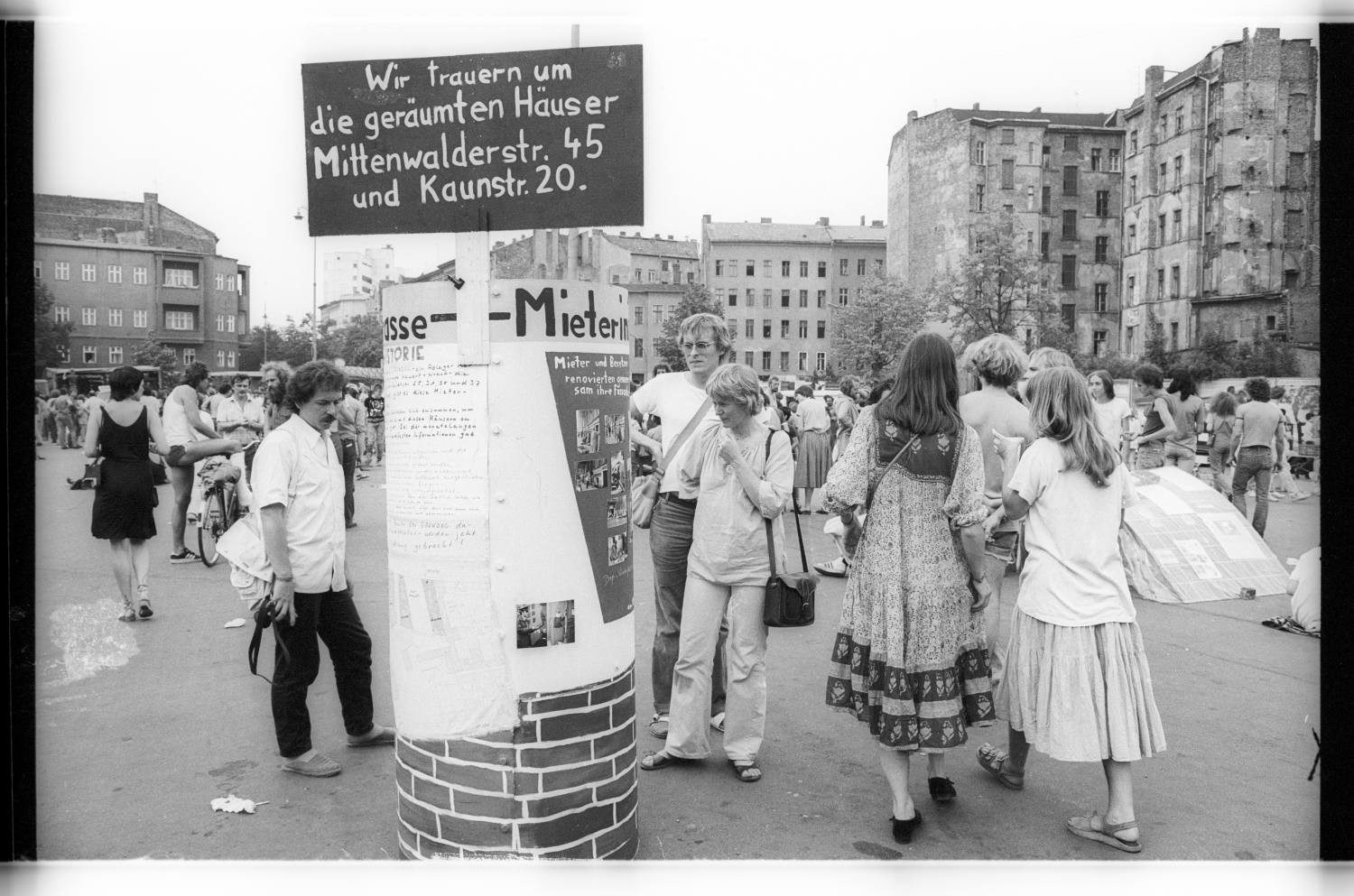 Kleinbildnegative: Fest auf dem Winterfeldtplatz mit Mieter_innenprotesten, 1981 (Museen Tempelhof-Schöneberg/Jürgen Henschel RR-F)