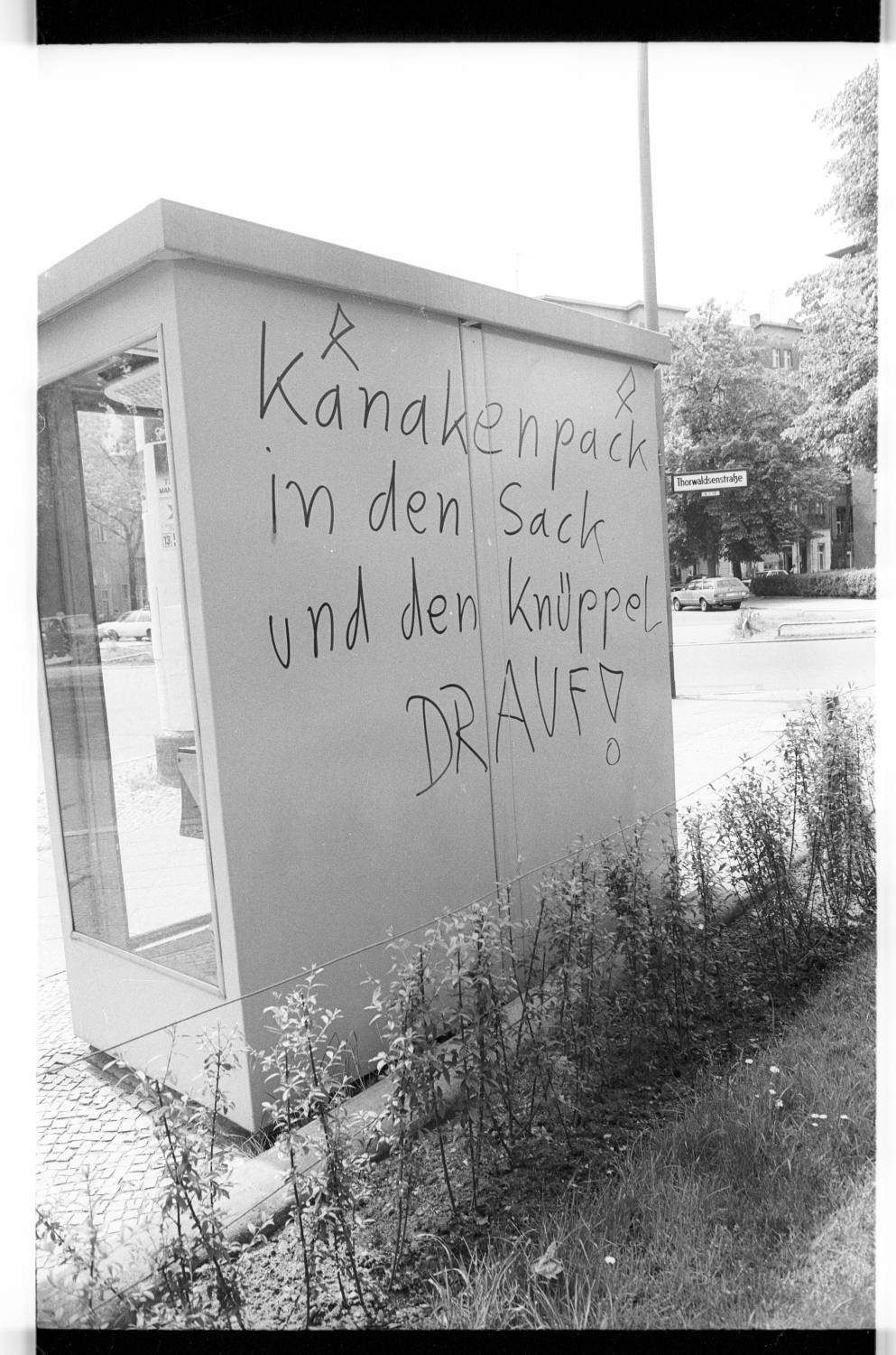 Kleinbildnegative: Fremdenfeindliches Graffito, 1980 (Museen Tempelhof-Schöneberg/Jürgen Henschel RR-F)
