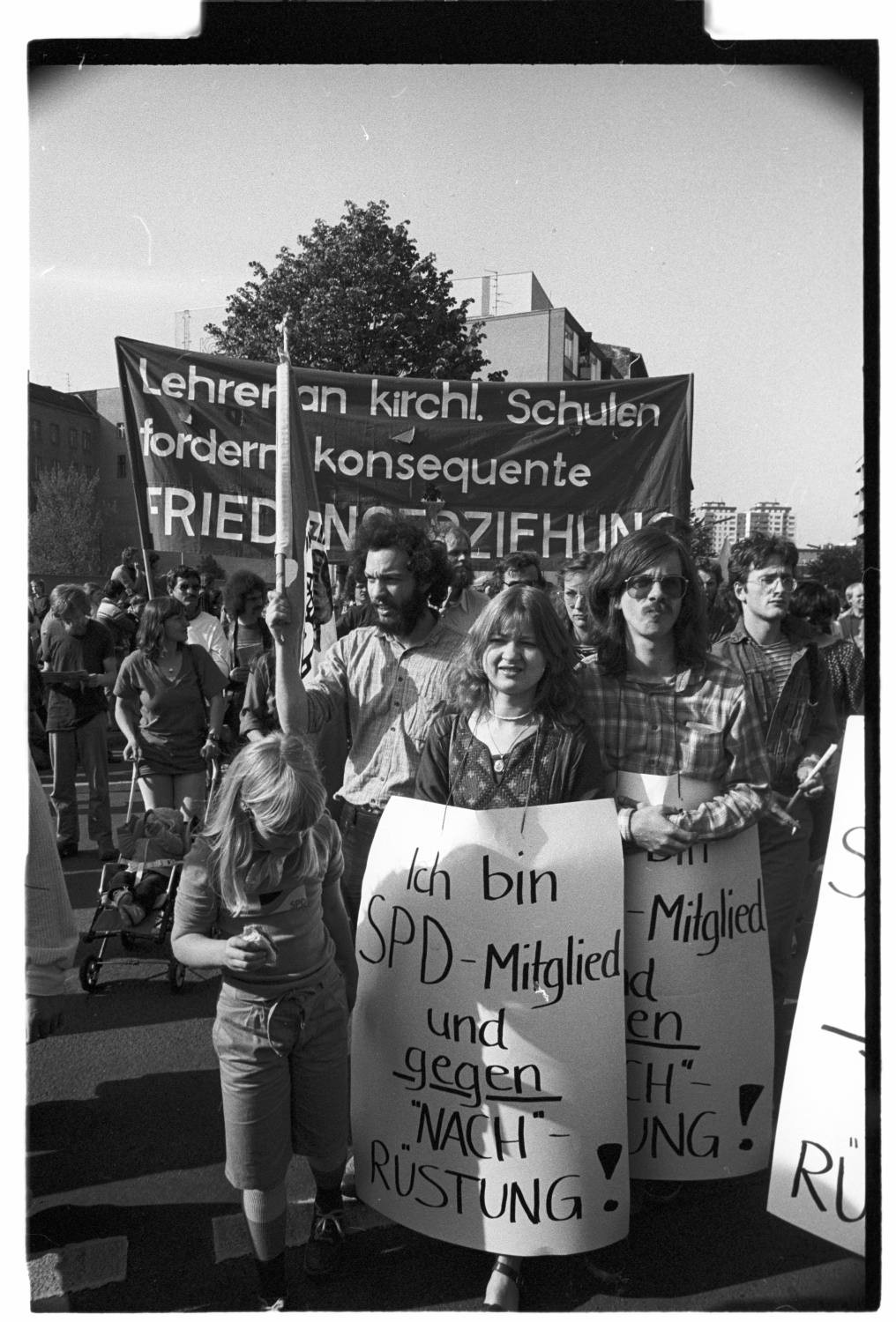 Kleinbildnegative: Friedensdemonstration, Ansbacher und Lietzenburger Straße, 1981 (Museen Tempelhof-Schöneberg/Jürgen Henschel RR-F)
