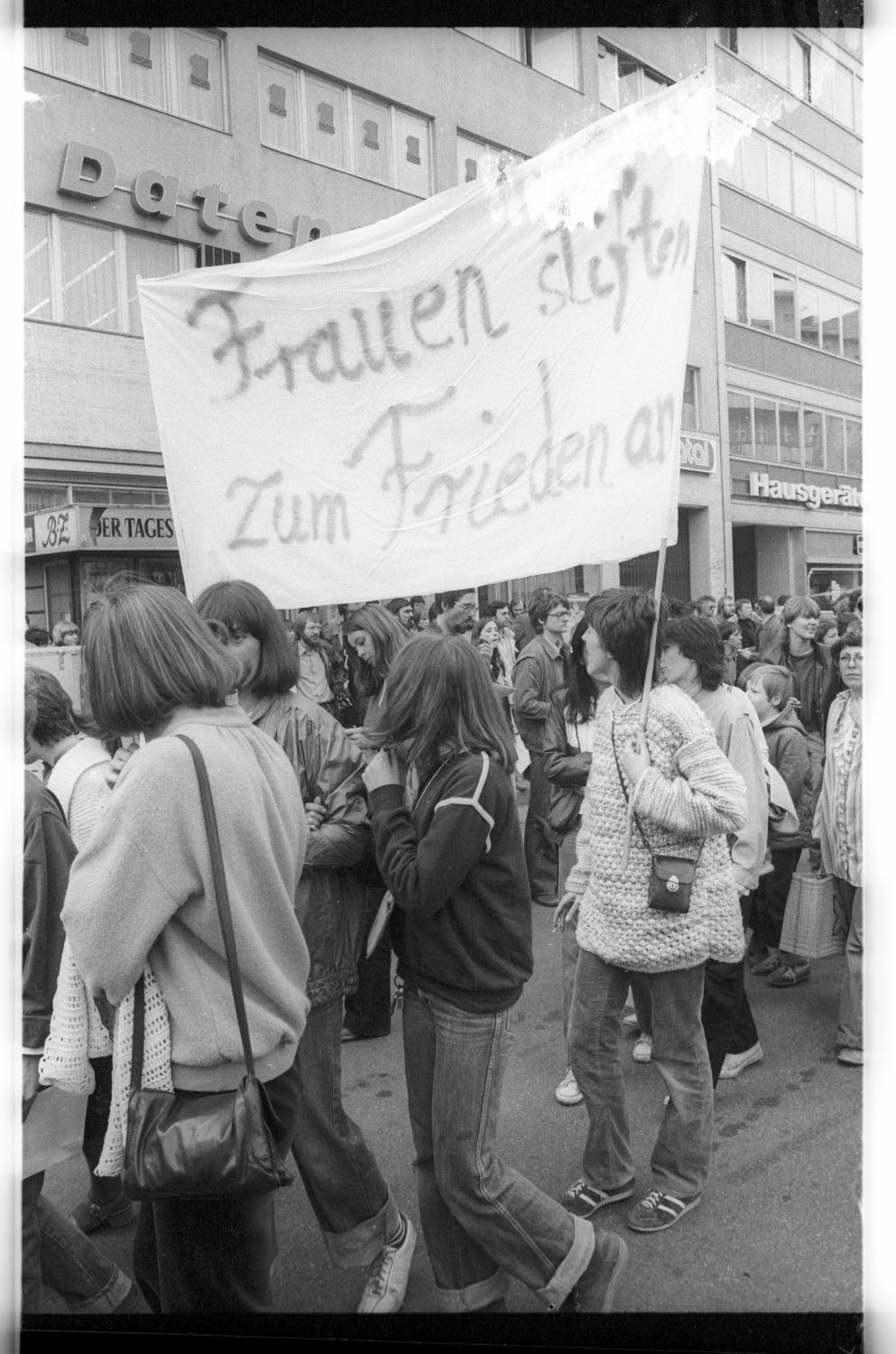 Kleinbildnegative: Friedensdemonstration, Wittenbergplatz, 1980 (Museen Tempelhof-Schöneberg/Jürgen Henschel RR-F)