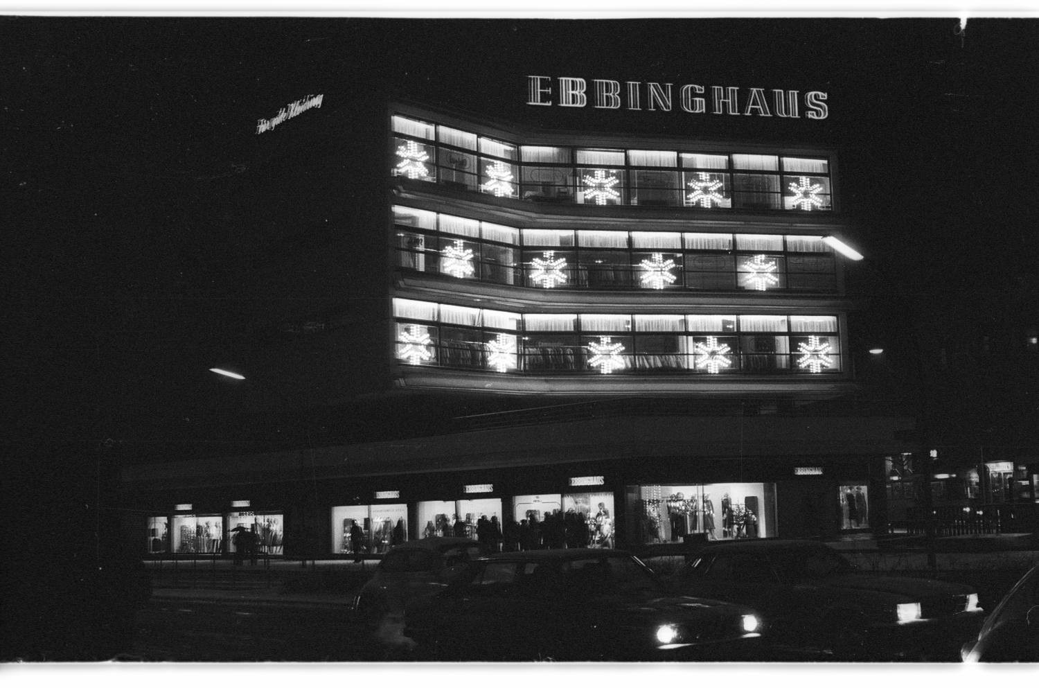 Kleinbildnegative: Geschäfte, Walter-Schreiber-Platz am Abend, 1979 (Museen Tempelhof-Schöneberg/Jürgen Henschel RR-F)