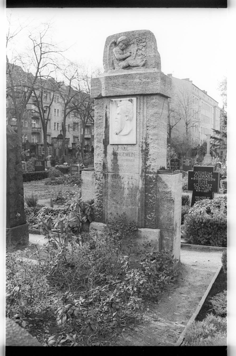 Kleinbildnegative: Historischer Friedhof „Alter St.-Matthäus-Kirchhof“, 1981 (Museen Tempelhof-Schöneberg/Jürgen Henschel RR-F)