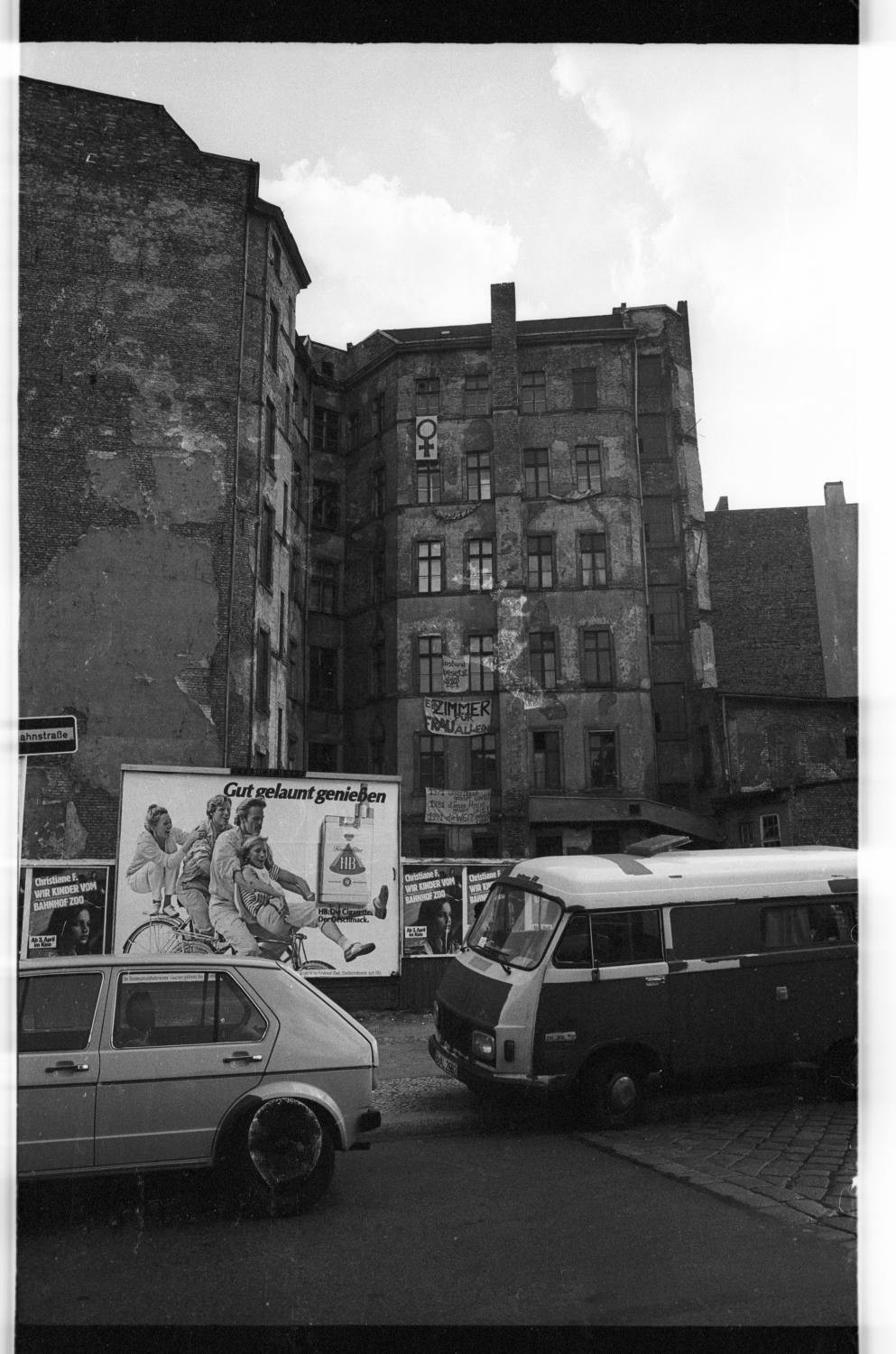 Kleinbildnegative: Markt und besetztes Haus am Winterfeldtplatz, 1981 (Museen Tempelhof-Schöneberg/Jürgen Henschel RR-F)