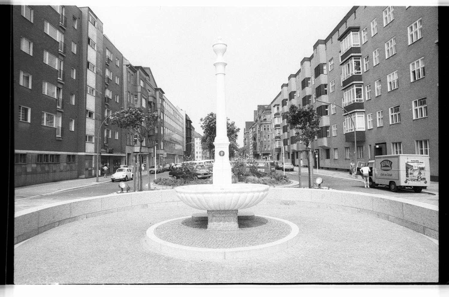 Kleinbildnegative: Marmorbrunnen und Meilenstein, Innsbrucker Platz, 1980 (Museen Tempelhof-Schöneberg/Jürgen Henschel RR-F)
