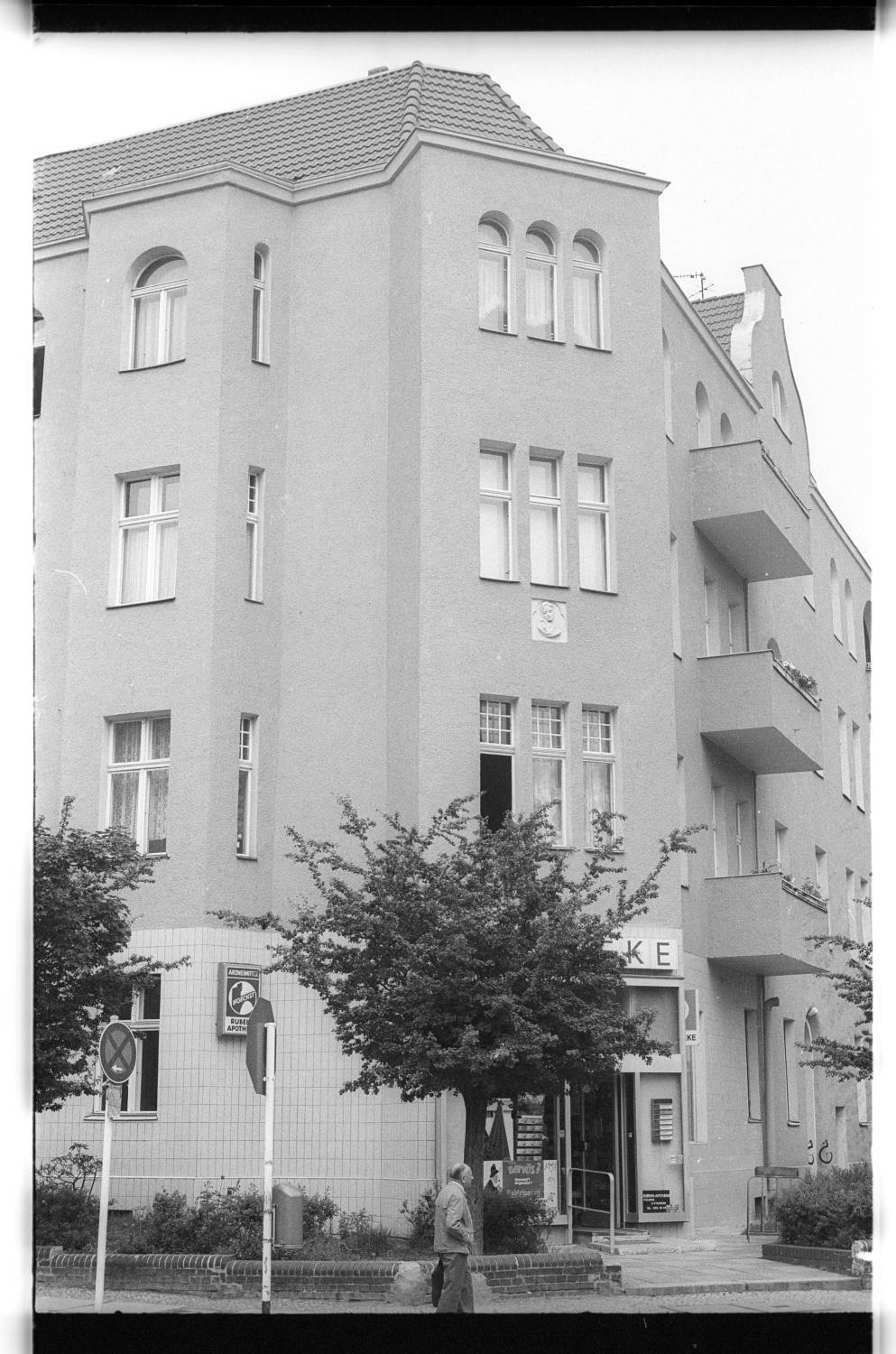 Kleinbildnegative: Mietshaus, Beckerstraße Ecke Rubensstraße, 1979 (Museen Tempelhof-Schöneberg/Jürgen Henschel RR-F)