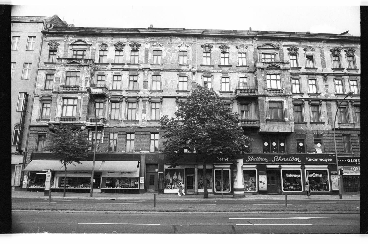 Kleinbildnegative: Mietshaus, Friedrich-Wilhelm-Platz 5, 1980 (Museen Tempelhof-Schöneberg/Jürgen Henschel RR-F)