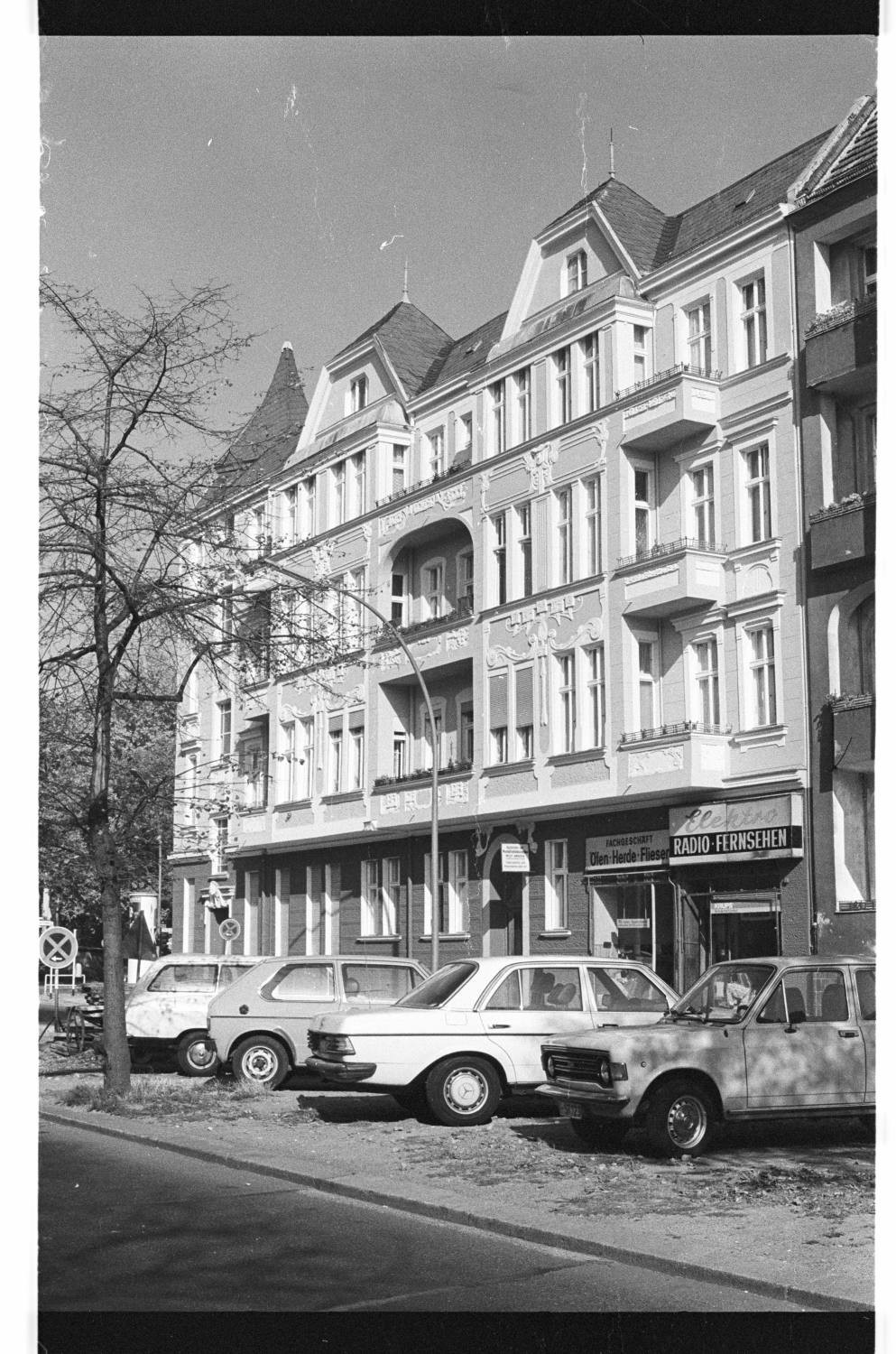 Kleinbildnegative: Mietshaus, Thorwaldsenstraße Ecke Peter-Vischer-Straße, 1979 (Museen Tempelhof-Schöneberg/Jürgen Henschel RR-F)