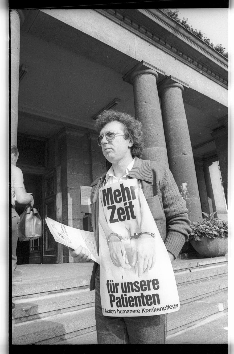 Kleinbildnegative: Protestaktion der ÖTV vor dem Rathaus Schöneberg, 1979 (Museen Tempelhof-Schöneberg/Jürgen Henschel RR-F)