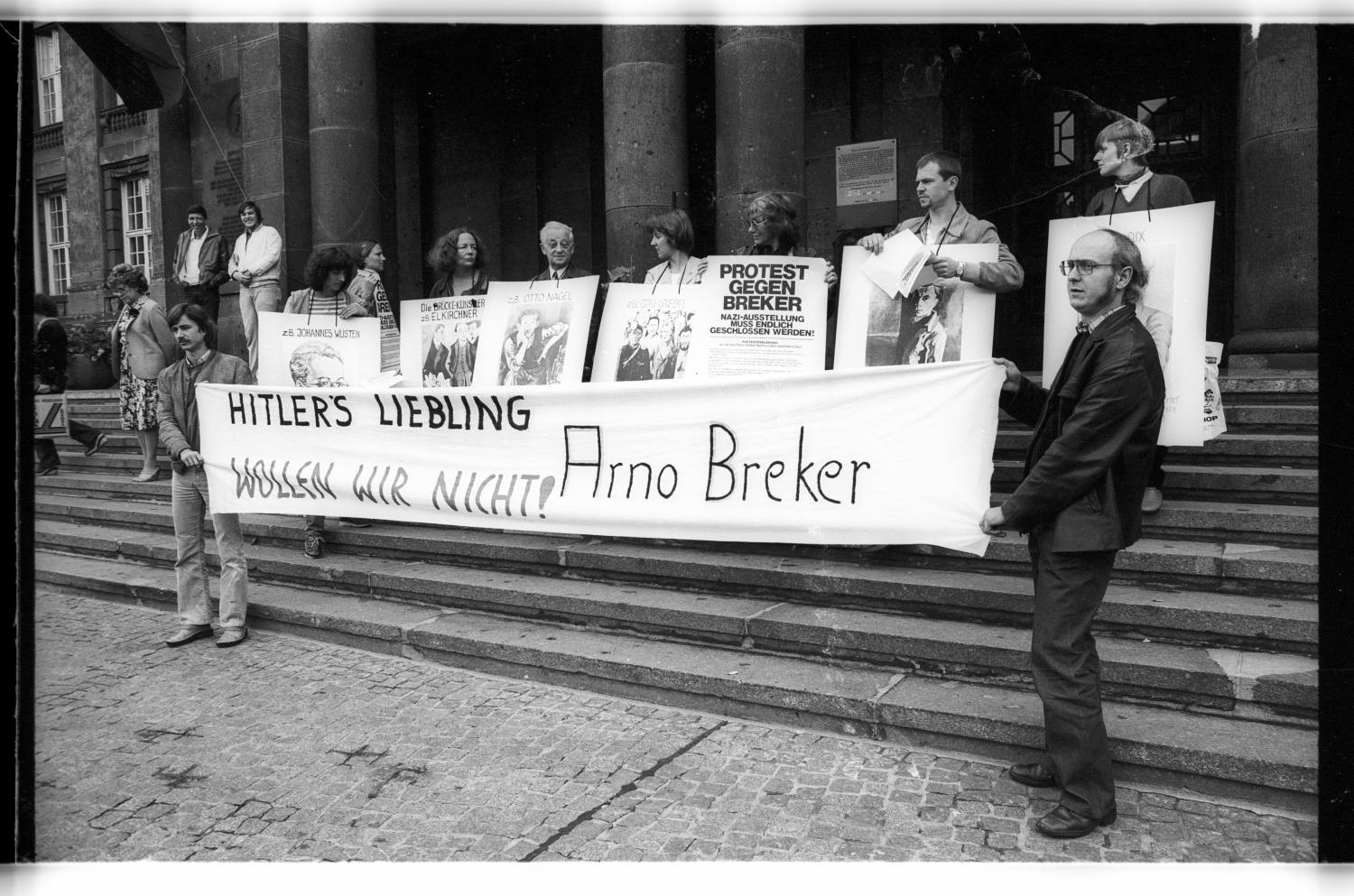 Kleinbildnegative: Proteste gegen Arno Breker, John-F. Kennedy-Platz, 1981 (Museen Tempelhof-Schöneberg/Jürgen Henschel RR-F)