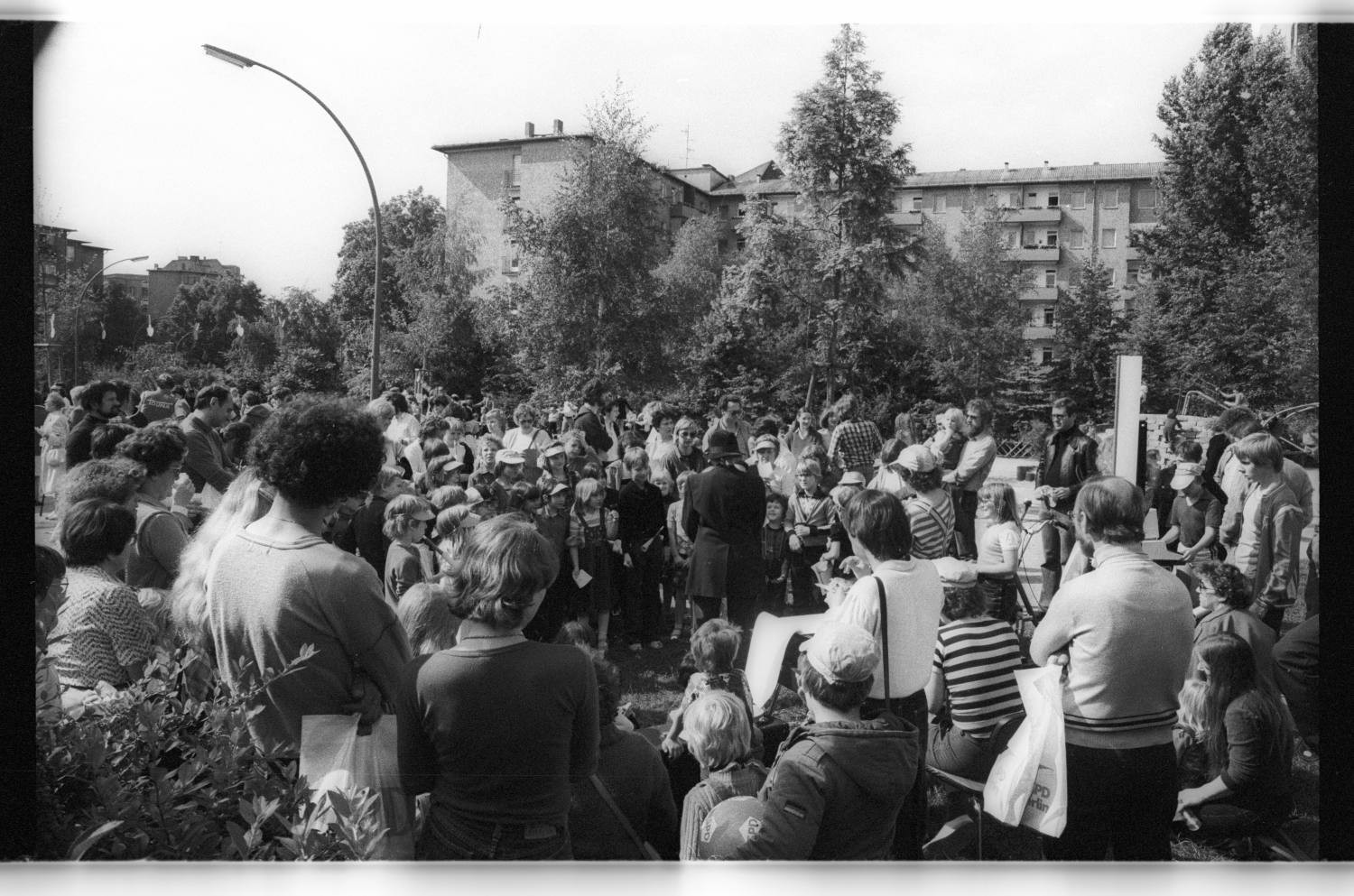 Kleinbildnegative: SPD-Straßenfest, Schwäbische Straße Ecke Konrad-Schrader-Straße, 1980 (Museen Tempelhof-Schöneberg/Jürgen Henschel RR-F)