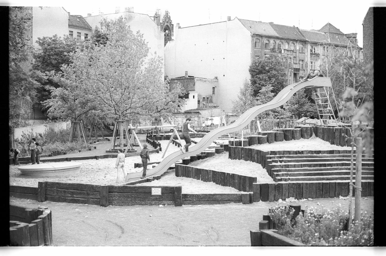 Kleinbildnegative: Spielplatz, Baustelle, Belziger Straße, 1979 (Museen Tempelhof-Schöneberg/Jürgen Henschel RR-F)