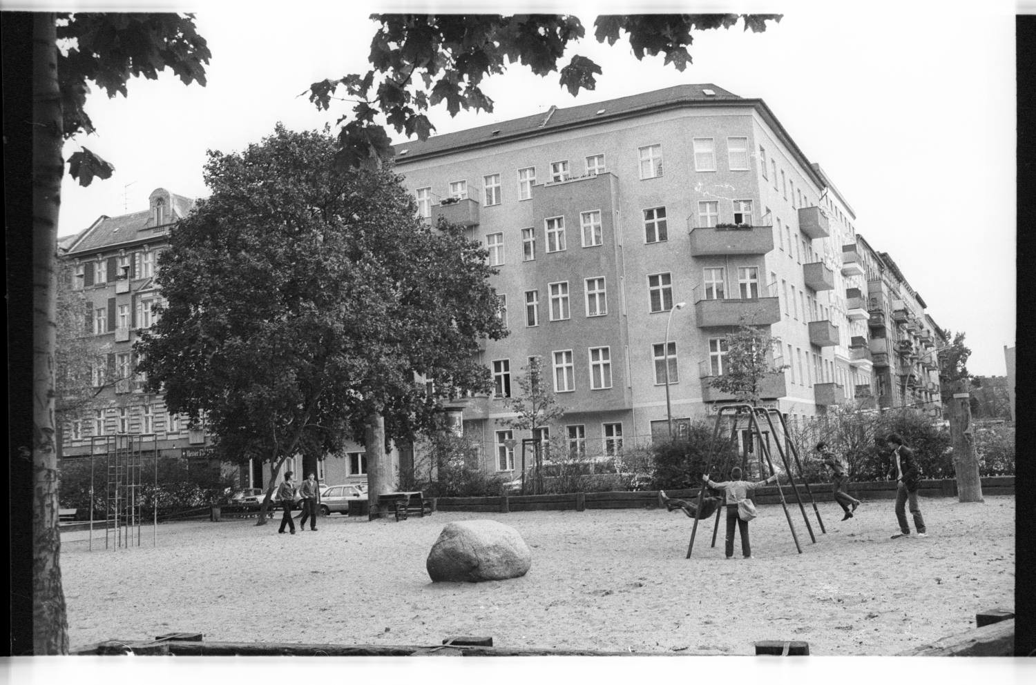Kleinbildnegative: Spielplatz Merseburger Straße, Apostel-Paulus-Straße, 1981 (Museen Tempelhof-Schöneberg/Jürgen Henschel RR-F)