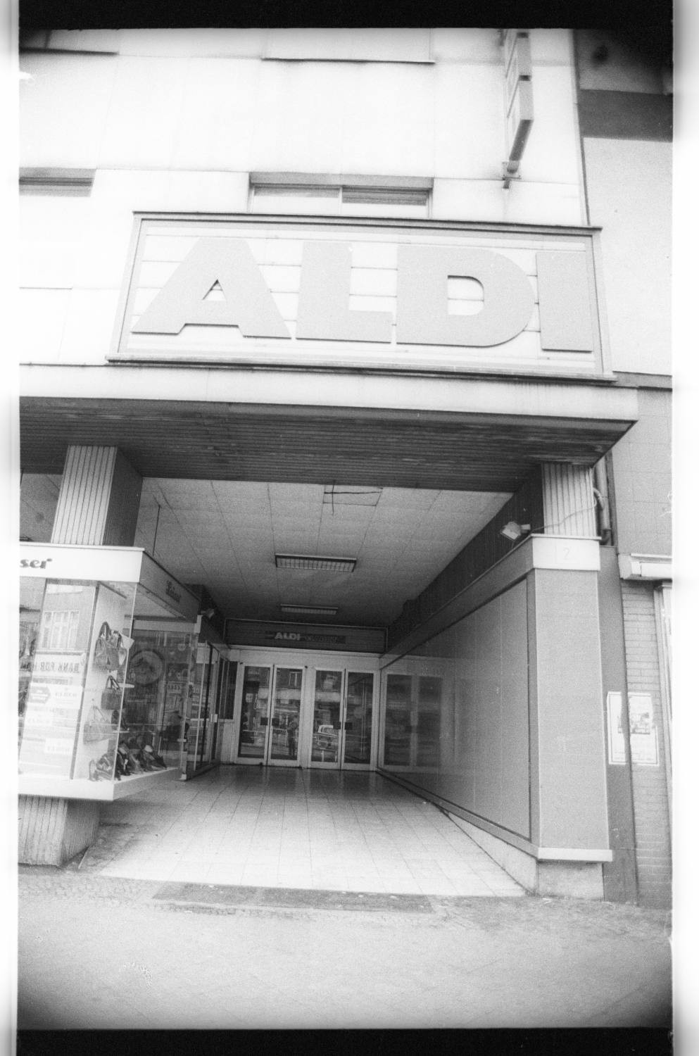 Kleinbildnegative: Umgenutzte Kinos, Kaiser-Wilhelm-Platz 2 und 18, 1980 (Museen Tempelhof-Schöneberg/Jürgen Henschel RR-F)