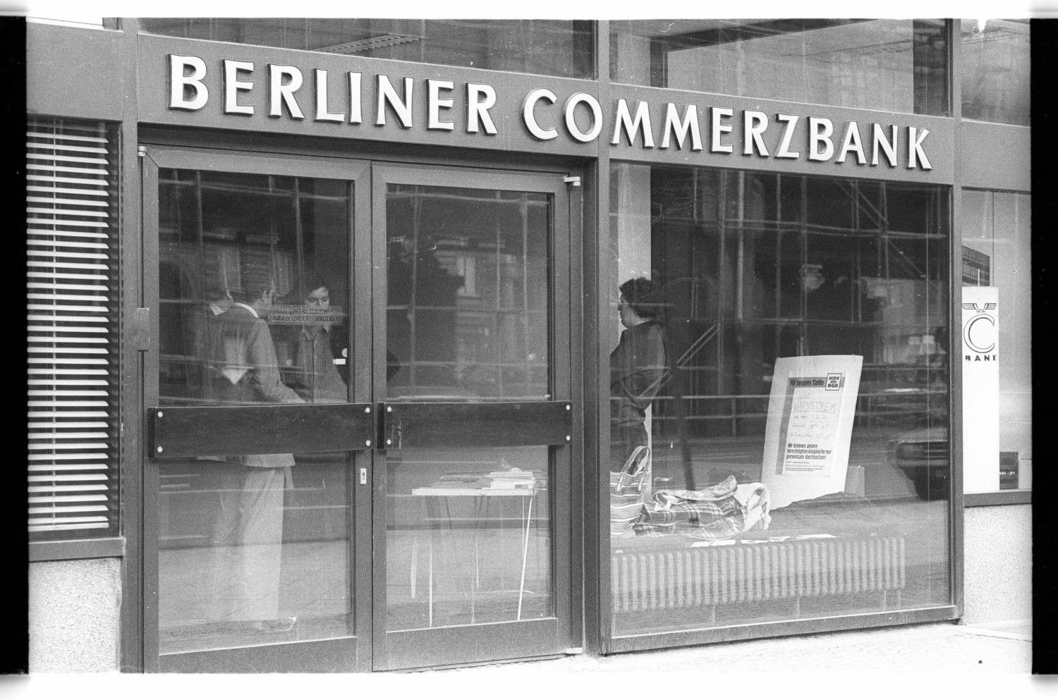 Kleinbildnegative: Unterschriftenaktion der HBV, Berliner Commerzbank, 1980 (Museen Tempelhof-Schöneberg/Jürgen Henschel RR-F)