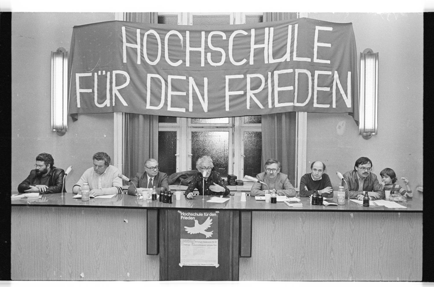 Kleinbildnegative: Verkauf und Podiumsdiskussion, „Hochschule für Frieden“ des BdWi, 1981 (Museen Tempelhof-Schöneberg/Jürgen Henschel RR-F)