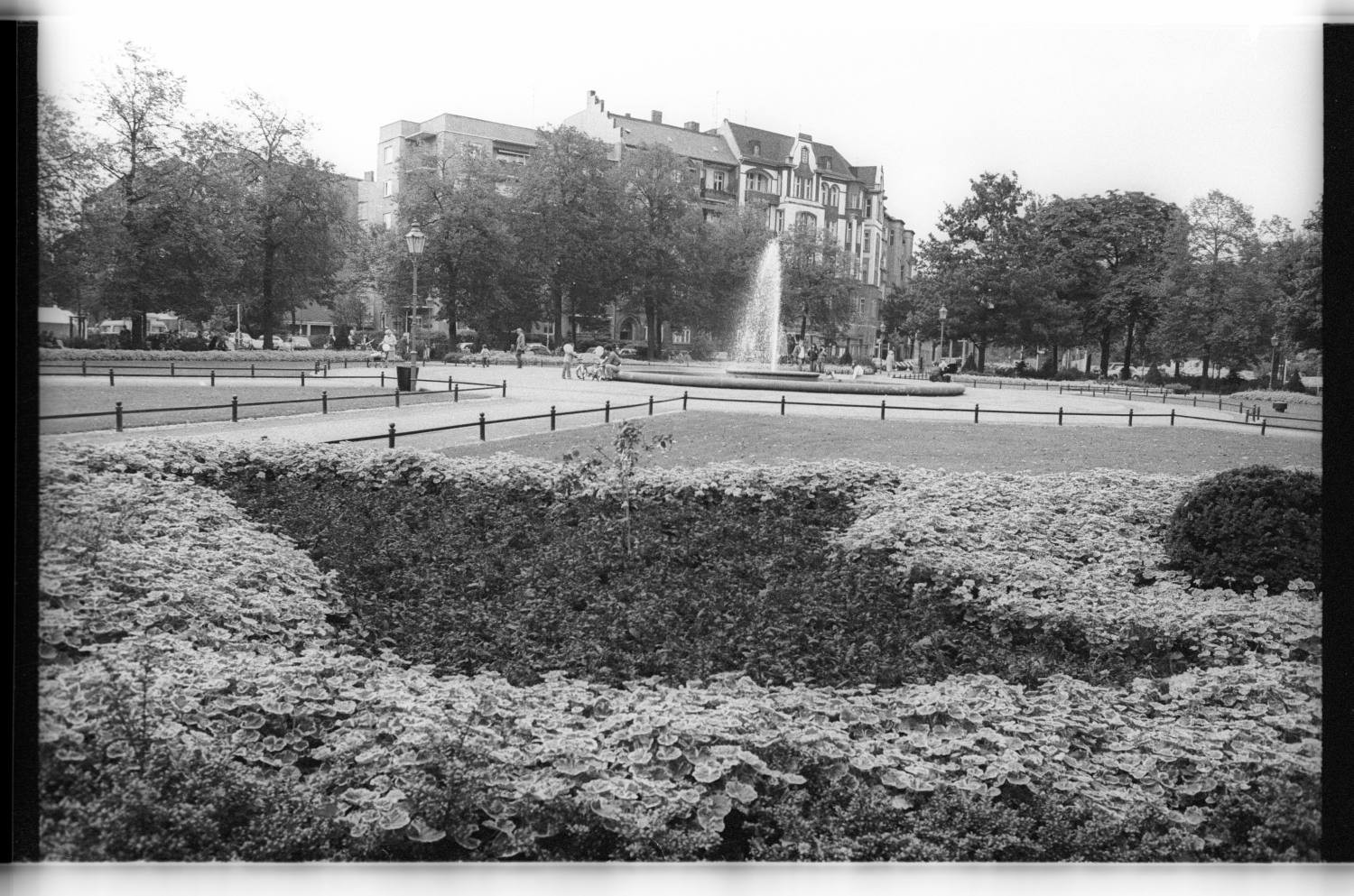 Kleinbildnegative: Viktoria-Luise-Platz u.a. mit Straßenfest, 1981 (Museen Tempelhof-Schöneberg/Jürgen Henschel RR-F)