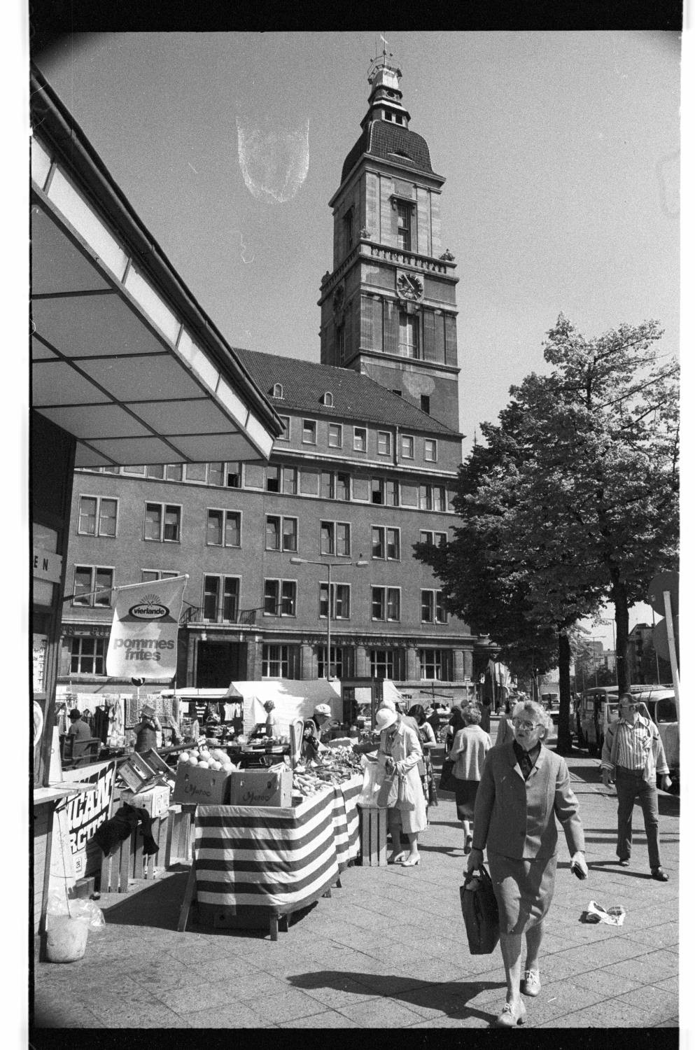 Kleinbildnegative: Wochenmarkt, Breslauer Platz, 1980 (Museen Tempelhof-Schöneberg/Jürgen Henschel RR-F)