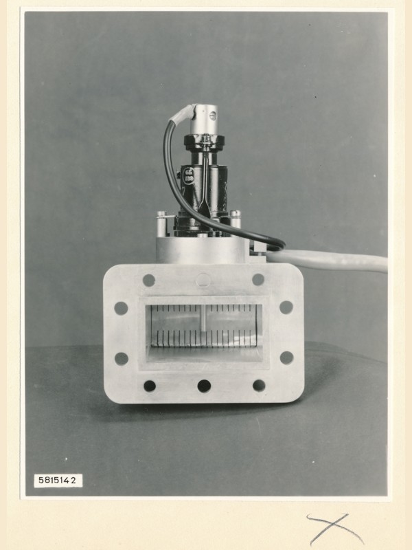 Klystrongenererator KG/V1 6,1-9,3 cm, Foto 19. Juni 1958 (www.industriesalon.de CC BY-SA)