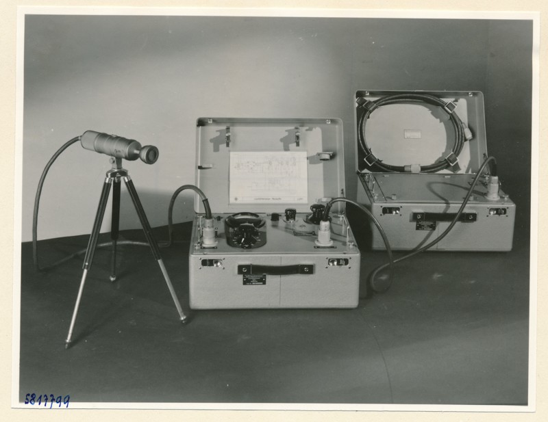 Lautstärkenmesser LSM1 gesamt mit Mikrophon, Foto 22. Dezember 1958 (www.industriesalon.de CC BY-SA)