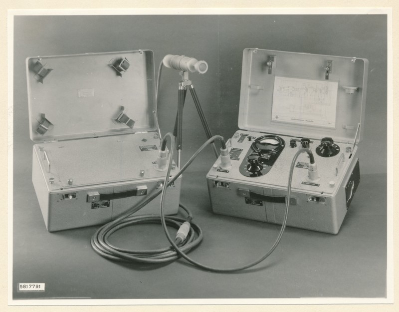 Lautstärkenmesser LSM1, Gesamtansicht mit Mikrophon, Foto 22. Dezember 1958 (www.industriesalon.de CC BY-SA)
