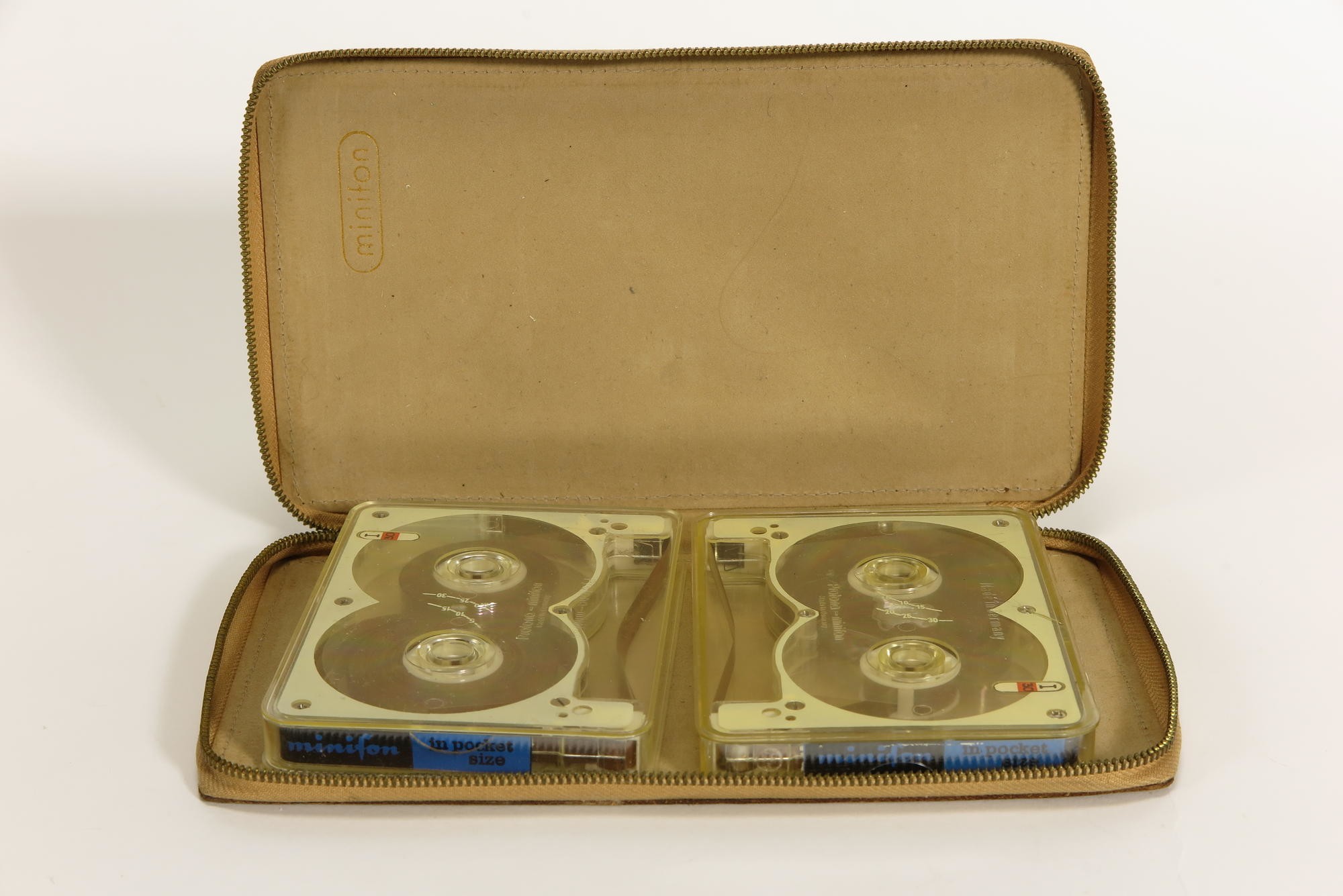 Ledertasche mit zwei Tonbandkassetten in Kunststoffschachteln, Zubehör zu Diktiergerät Protona Minifon Attaché (Stiftung Deutsches Technikmuseum Berlin CC0)