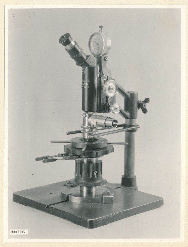 Leitz Einmeßmikroskop, Foto 22. Dezember 1958 (www.industriesalon.de CC BY-SA)