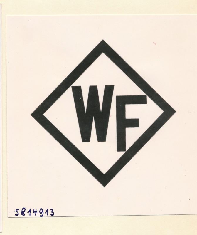 Logo des Werk für Fernmeldetechnik (WF), Foto März 1958 (www.industriesalon.de CC BY-SA)
